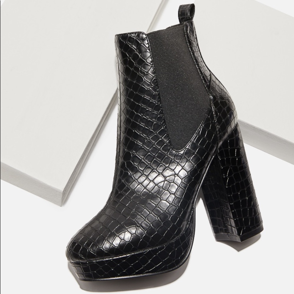 Shoedazzle Heeled Cleora chunky Platform heeled Booties Snakeskin size 8.5